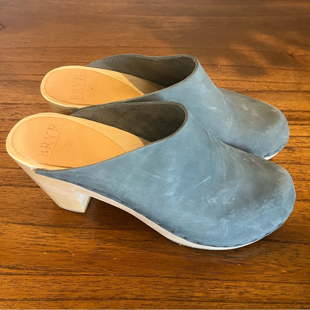 *NEVER WORN* Bryr clogs